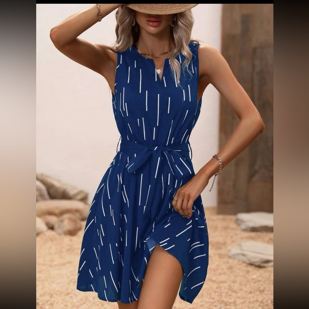 Geo Print Notched Neck Belted Dress Size: Medium Color: Navy